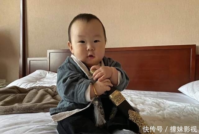 输卵管积水对女性生育能力有什么风险，能做借卵试管婴儿吗？